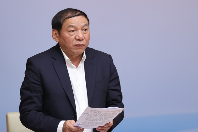 Bộ trưởng Bộ Văn hóa, Thể thao và Du lịch Nguyễn Văn Hùng trình bày báo cáo, nhìn lại bức tranh du lịch - Ảnh VGP/Nhật Bắc